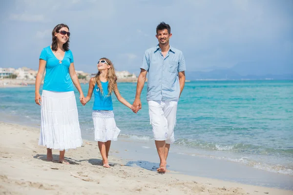 Familj promenader på stranden — Stockfoto