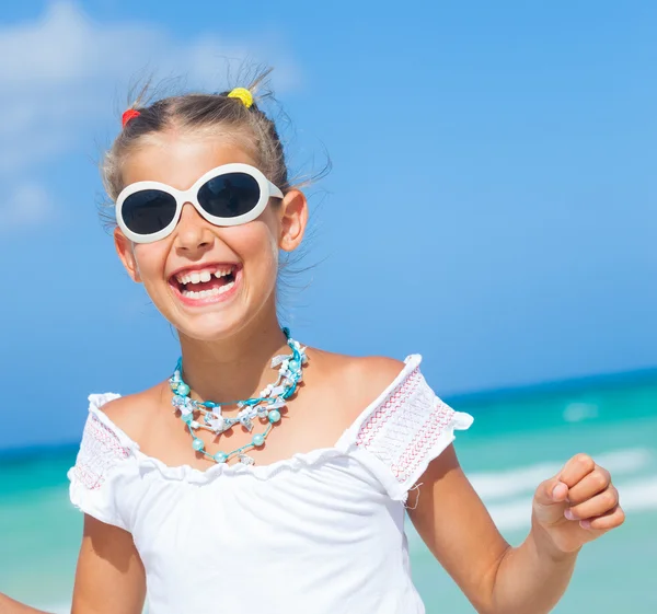 Adolescente mignonne en lunettes de soleil — Photo