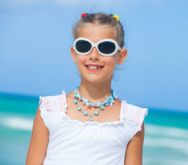 Carino ragazzi ragazza in occhiali da sole — Foto Stock