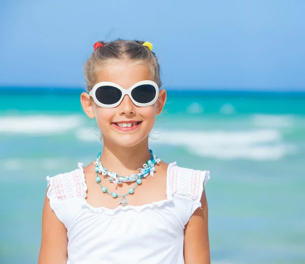 Linda chica de adolescentes en gafas de sol — Foto de Stock