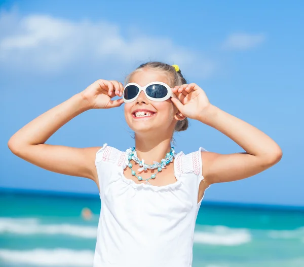 Schattige tieners meisje in zonnebril — Stockfoto