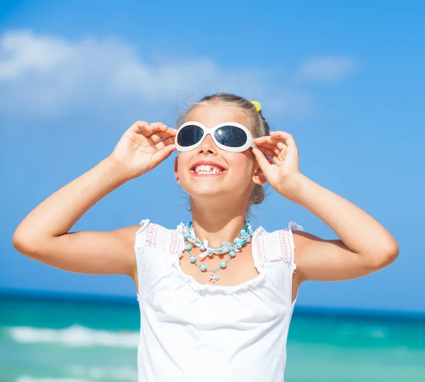 Schattige tieners meisje in zonnebril — Stockfoto