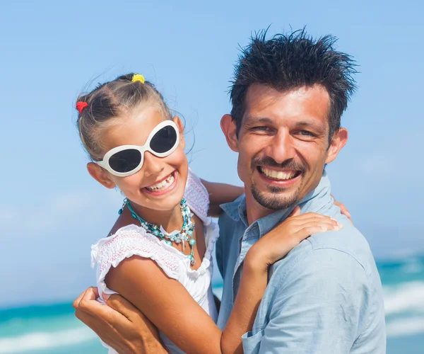 Pappa med dotter beach — Stockfoto