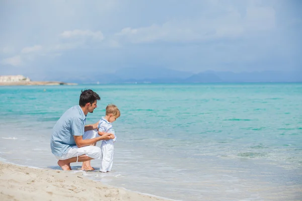 Padre con suo figlio sulla spiaggia — Foto Stock