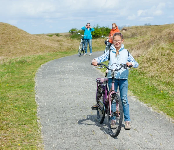 Menina com a bicicleta no parque — Fotografia de Stock