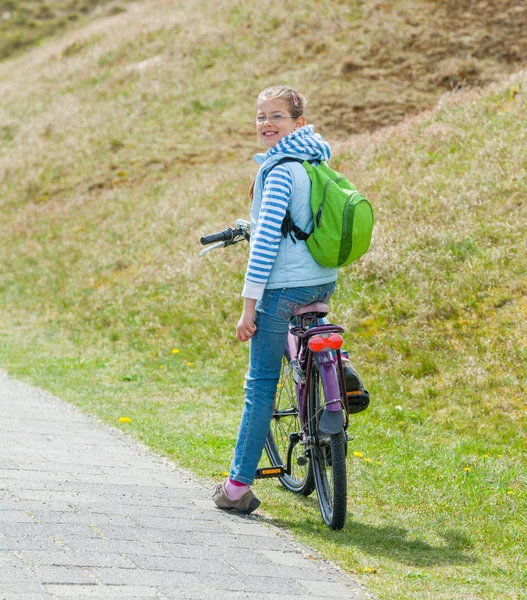 Menina com a bicicleta no parque — Fotografia de Stock