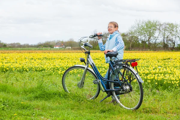 Fille avec vélo — Photo