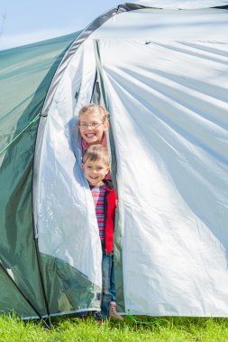 çocuklar kamp içinde