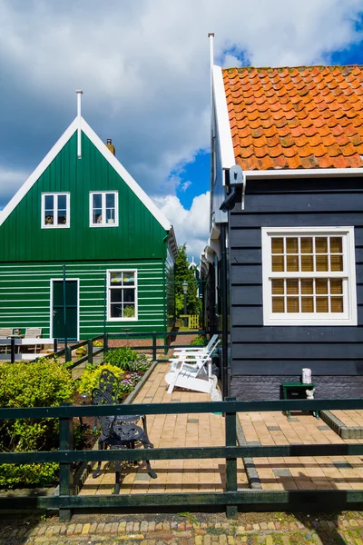 Casas típicas em Marken, Holanda, uma pequena cidade de pescadores . — Fotografia de Stock