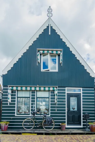 Facade of a typical house in Marken, Netherlands, a small fisherman's town. — Stock Photo, Image