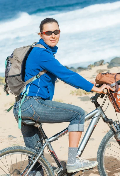 Mulher com bicicleta na praia — Fotografia de Stock