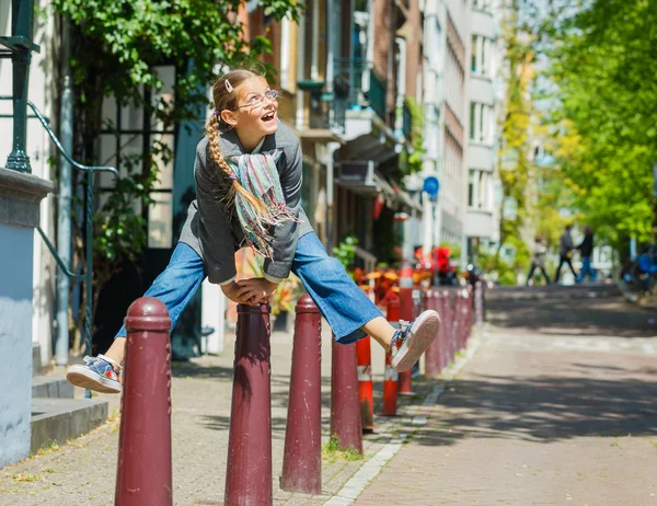 Девушка в Амстердаме — стоковое фото