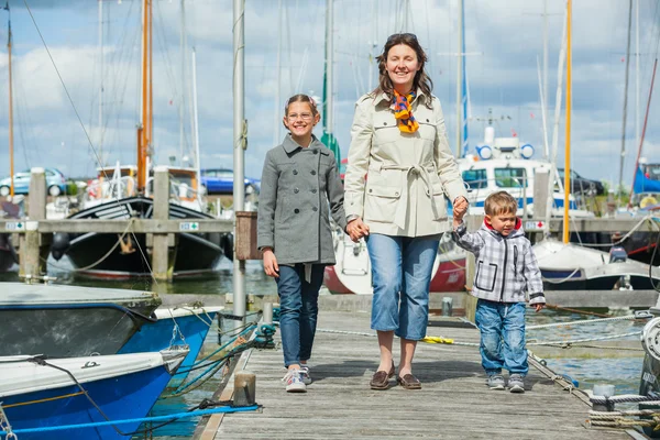 Vacanza in famiglia insieme nello Yacht Club — Foto Stock
