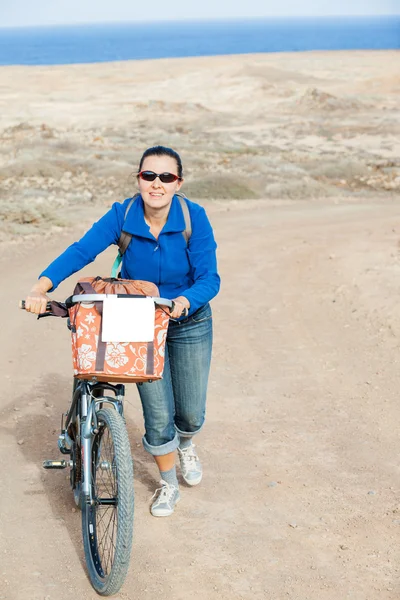 Donna in bicicletta in un giorno d'estate — Foto Stock