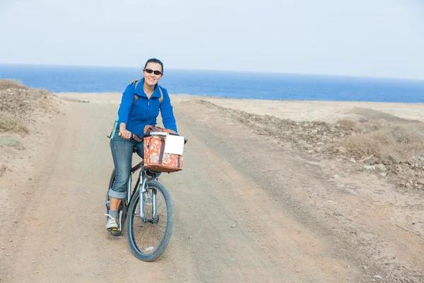 在一个夏日的自行车上的女人 — 图库照片