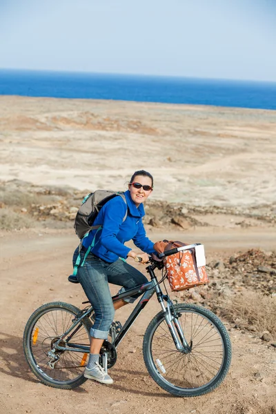 Donna in bicicletta in un giorno d'estate — Foto Stock