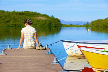 İskelede oturan kadın