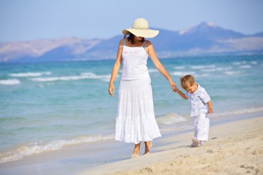 Anne ve oğlu eğlenceli sahip plaj ...