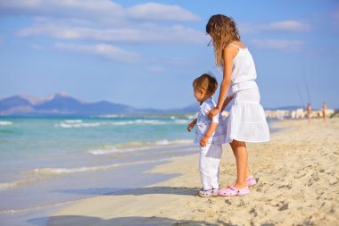 gelukkige jonge geitjes spelen op strand
