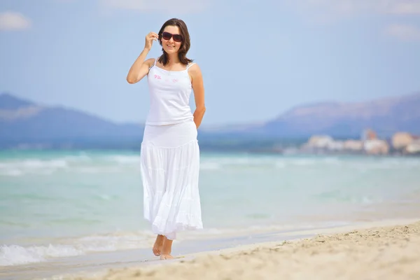 Красивая женщина на пляже — стоковое фото