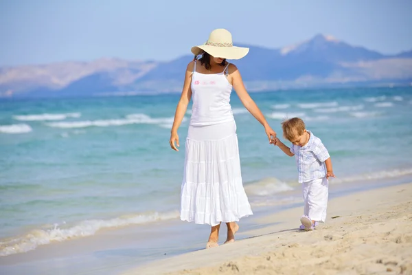 母と息子の楽しいビーチ ... — ストック写真