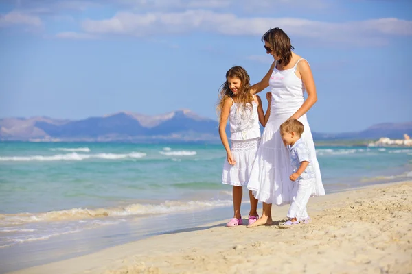 Madre con niños en la playa —  Fotos de Stock