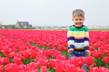 Lale alan çocuk