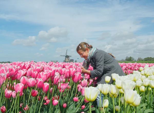 Gelukkig meisje in tulpen — Stockfoto