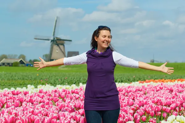 Mulher no campo de tulipas — Fotografia de Stock