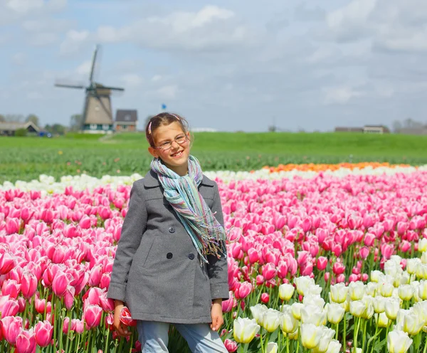 Menina feliz em tulipas — Fotografia de Stock