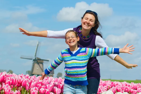 Pojke med mamma i fältet tulpaner — Stockfoto