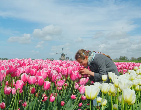 Gelukkig meisje in tulpen — Stockfoto