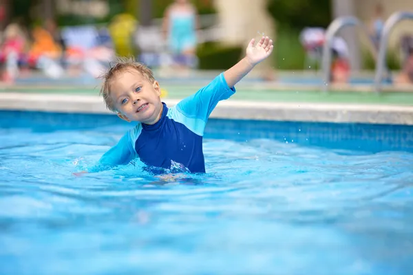 Jongen in zwembad — Stockfoto