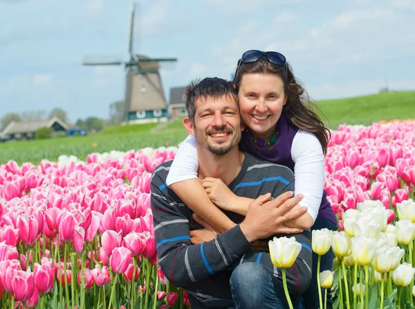 Młoda para w pola tulipanów — Zdjęcie stockowe