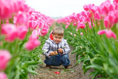 Lale alan çocuk