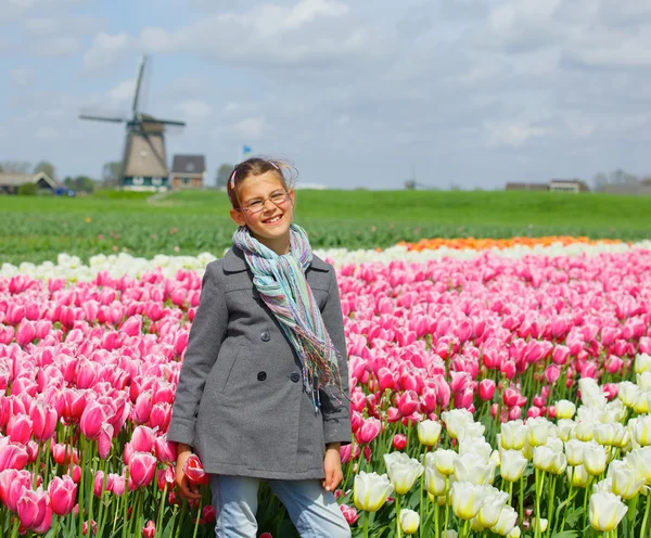 Boldog lány a tulipán — Stock Fotó