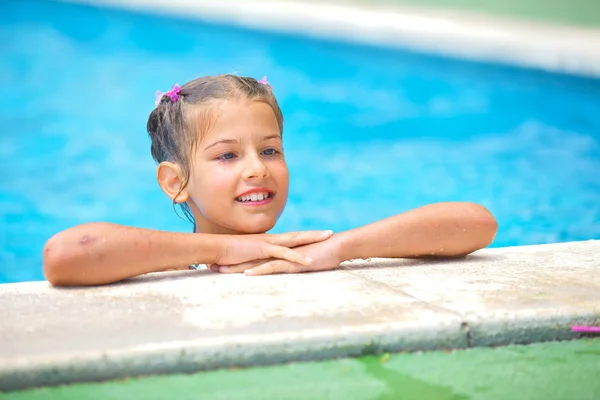 Fille dans la piscine — Photo