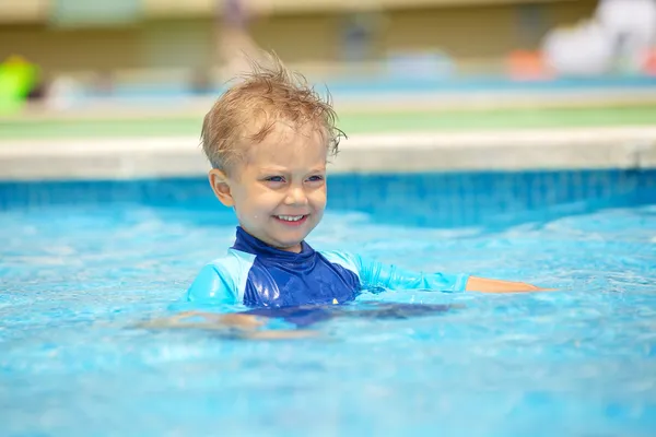 Garçon en piscine — Photo