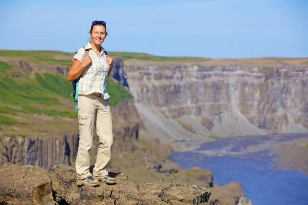 Walkinng Frau. Island — Stockfoto