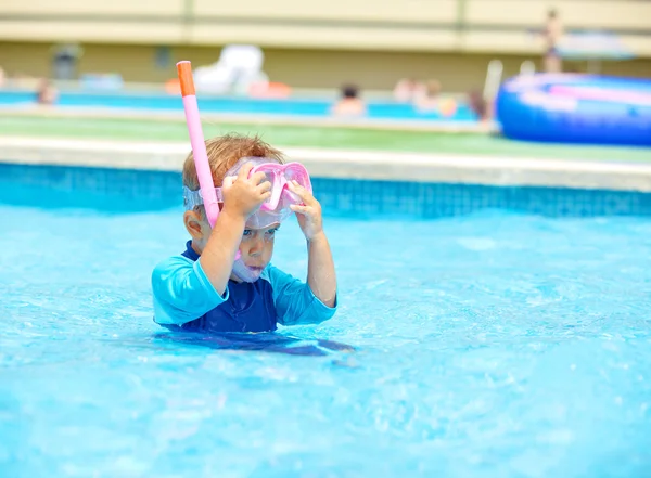 Niño usando una máscara para bucear — Foto de Stock