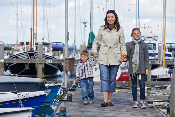 Familienurlaub zusammen im Yachtclub — Stockfoto