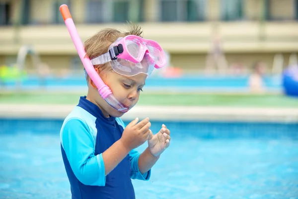 Chłopiec ubrany w maskę do nurkowania — Zdjęcie stockowe