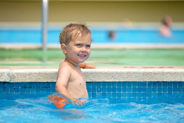 Menino na piscina — Fotografia de Stock