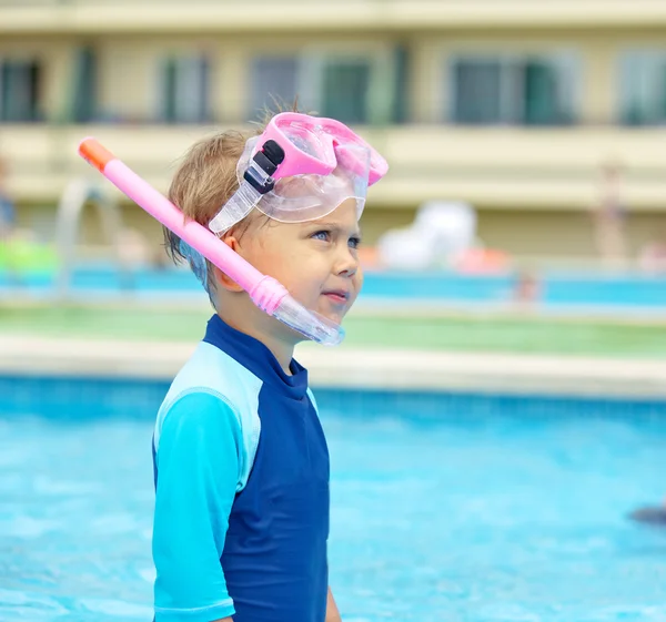Pojke bär en mask för dykning — Stockfoto