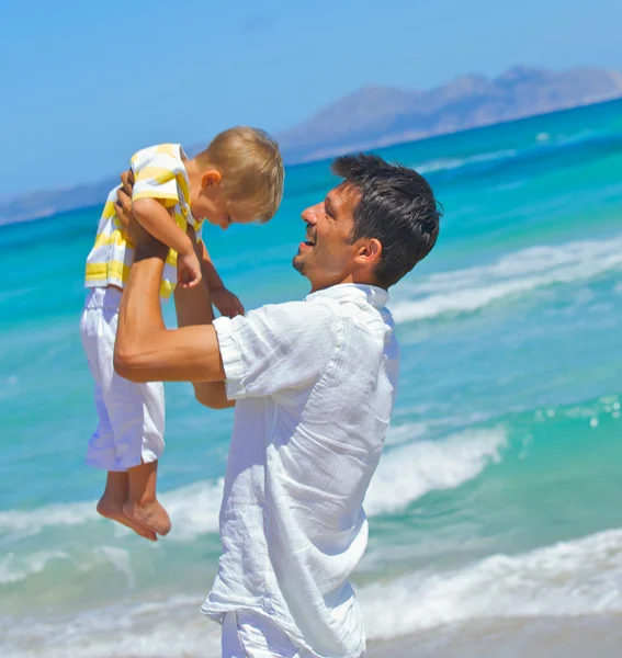 Vater spielt mit Sohn — Stockfoto