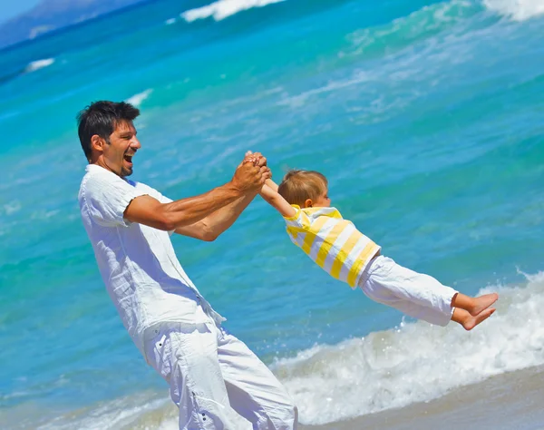 Padre jugando con hijo — Foto de Stock