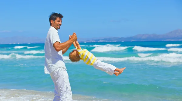 Padre jugando con hijo — Foto de Stock