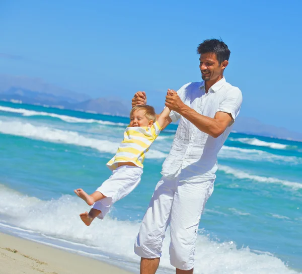 Padre jugando con hijo — Foto de Stock