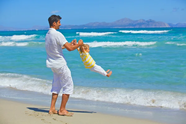 Padre jugando con hijo — Foto de Stock