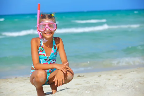 Menina usando uma máscara para mergulho — Fotografia de Stock